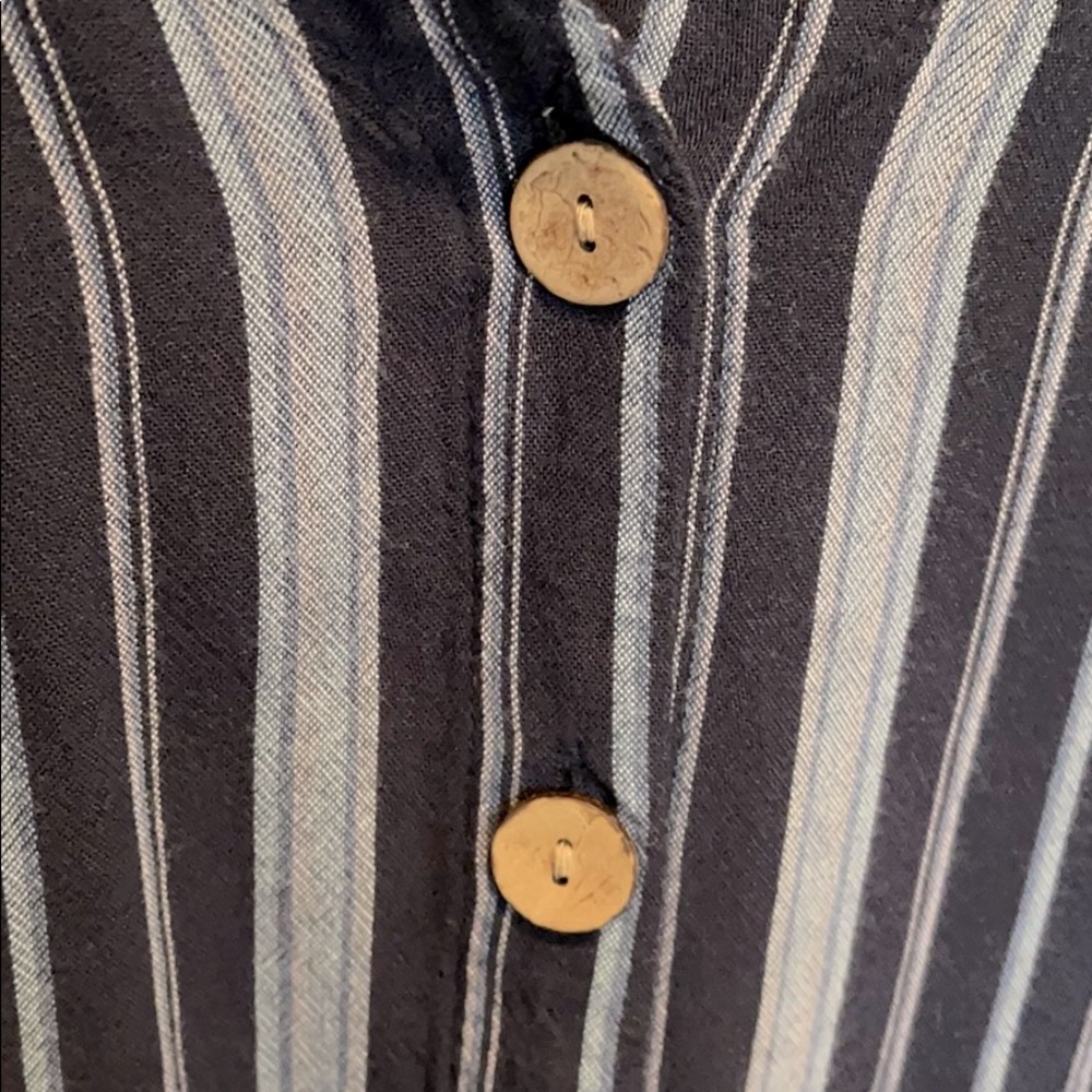 universal thread button tie-front top - Picture 2 of 2